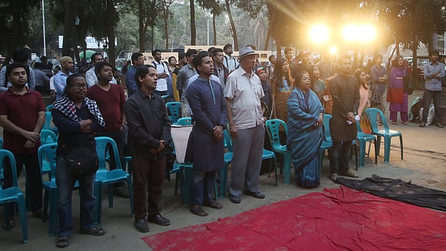 জাতীয় সংগীতের মধ্য দিয়ে স্মরণসভা শুরু হয়। সবাই দাঁড়িয়ে জাতীয় সংগীতের প্রতি শ্রদ্ধা জানান। ঢাকা বিশ্ববিদ্যালয় ক্যাম্পাস, ঢাকা, ৪ ডিসেম্বর। ছবি: প্রথম আলো