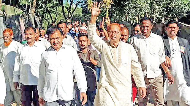 বড় মহেশখালীতে গণসংযোগে কক্সবাজার-২ আসনের বিএনপির প্রার্থী আলমগীর মো. মাহফুজ উল্লাহ ফরিদ। গত সোমবার বিকেলে।  প্রথম আলো