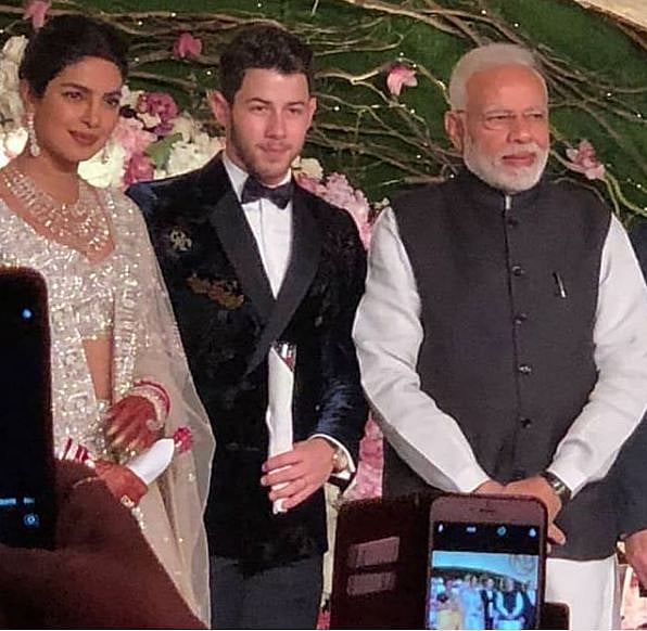 দিল্লিতে তাজ প্যালেস হোটেলে রিসেপশন অনুষ্ঠানে প্রিয়াঙ্কা চোপড়া, নিক জোনাস ও প্রধানমন্ত্রী নরেন্দ্র মোদি