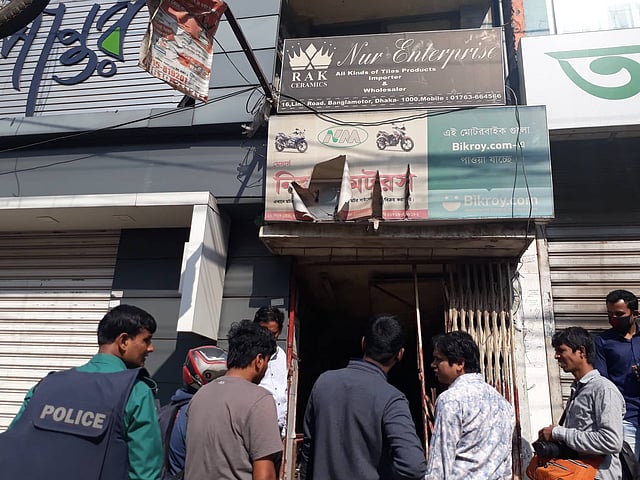 বাড়িটি ঘিরে রেখেছে পুলিশ ও র‍্যাব। ছবি: আবদুস সালাম