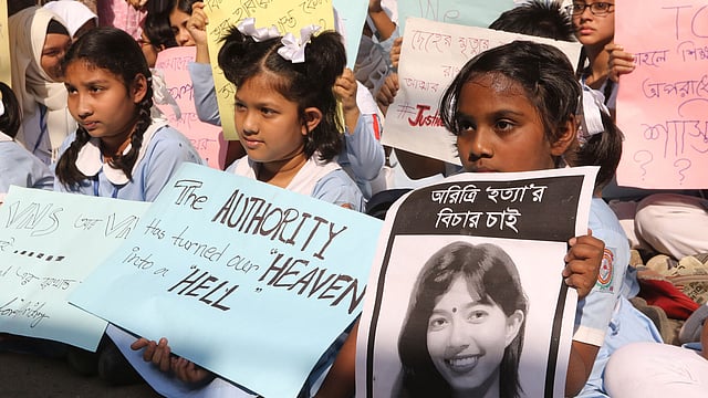 রাজধানীর বেইলি রোডে ভিকারুননিসা নূন স্কুল অ্যান্ড কলেজের ফটকের সামনে শিক্ষার্থীদের অবস্থান। ছবি: আবদুস সালাম