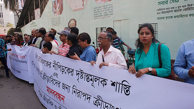 আজ জাতীয় প্রেসক্লাবের সামনে সমাবেশ করেছেন ক্রীড়াবিদ ও ক্রীড়া সংগঠকেরা।ছবি: প্রথম আলো