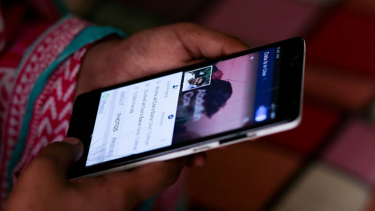 ফেসবুকে ভুয়া আইডির এক ছেলের সঙ্গে প্রেমের পর বিপদে পড়ে যায় মেয়েটি। ছবি: সাবরিনা ইয়াসমীন