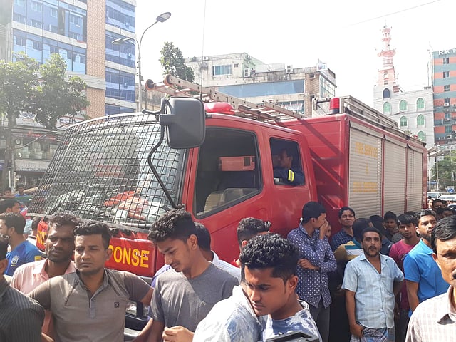 বাড়ির সামনে ফায়ার সার্ভিসের গাড়ি। ছবি: আবদুস সালাম