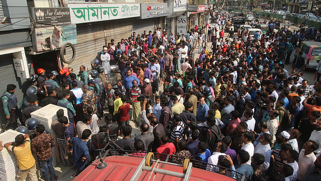 বাড়িটির সামনে মানুষের ভিড়। ঘটনাস্থলে কাজ শুরু করছেন পুলিশ, র‌্যাব ও ফায়ার সার্ভিসের কর্মীরা।
