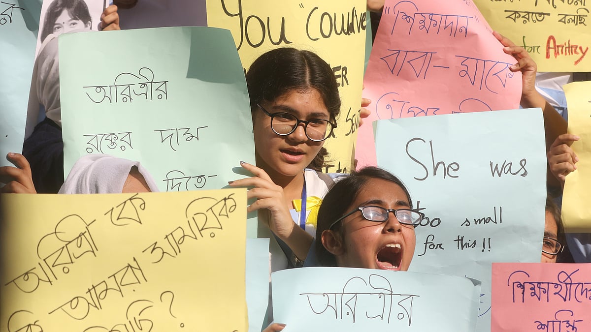 রাজধানীর ভিকারুননিসা নূন স্কুল অ্যান্ড কলেজের নবম শ্রেণির ছাত্রী অরিত্রী অধিকারীর আত্মহত্যাকে কেন্দ্র করে প্রতিষ্ঠানের শিক্ষার্থী ও অভিভাবকদের অবস্থান কর্মসূচি চলছে। বুধবার অধ্যক্ষের বরখাস্তসহ ছয়টি দাবিতে প্রতিষ্ঠানের ফটকের সামনে শিক্ষার্থীরা অবস্থান নেয়। বেইলি রোড, ঢাকা, ৫ ডিসেম্বর। ছবি: আবদুস সালাম