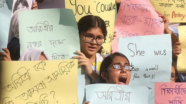 রাজধানীর ভিকারুননিসা নূন স্কুল অ্যান্ড কলেজের নবম শ্রেণির ছাত্রী অরিত্রী অধিকারীর আত্মহত্যাকে কেন্দ্র করে প্রতিষ্ঠানের শিক্ষার্থী ও অভিভাবকদের অবস্থান কর্মসূচি চলছে। বুধবার অধ্যক্ষের বরখাস্তসহ ছয়টি দাবিতে প্রতিষ্ঠানের ফটকের সামনে শিক্ষার্থীরা অবস্থান নেয়। বেইলি রোড, ঢাকা, ৫ ডিসেম্বর। ছবি: আবদুস সালাম