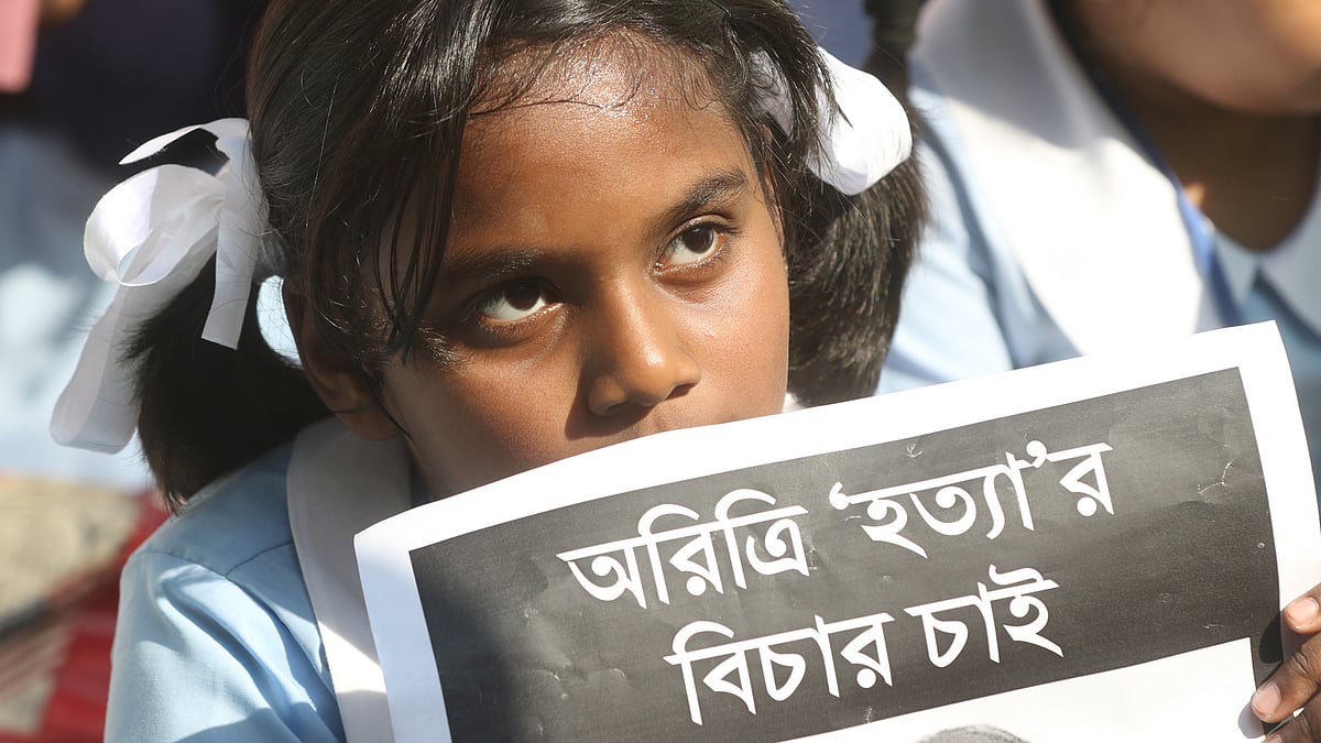 রাজধানীর ভিকারুননিসা নূন স্কুল অ্যান্ড কলেজের নবম শ্রেণির ছাত্রী অরিত্রী অধিকারী ‘হত্যা’র বিচার চায় এই খুদে শিক্ষার্থী। বুধবার অধ্যক্ষের বরখাস্তসহ ছয়টি দাবিতে প্রতিষ্ঠানের ফটকের সামনে শিক্ষার্থীরা অবস্থান নেয়। বেইলি রোড, ঢাকা, ৫ ডিসেম্বর। ছবি: আবদুস সালাম