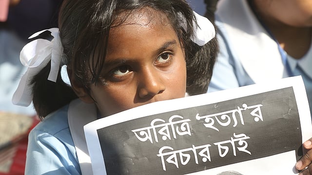 রাজধানীর ভিকারুননিসা নূন স্কুল অ্যান্ড কলেজের নবম শ্রেণির ছাত্রী অরিত্রী অধিকারী ‘হত্যা’র বিচার চায় এই খুদে শিক্ষার্থী। বুধবার অধ্যক্ষের বরখাস্তসহ ছয়টি দাবিতে প্রতিষ্ঠানের ফটকের সামনে শিক্ষার্থীরা অবস্থান নেয়। বেইলি রোড, ঢাকা, ৫ ডিসেম্বর। ছবি: আবদুস সালাম