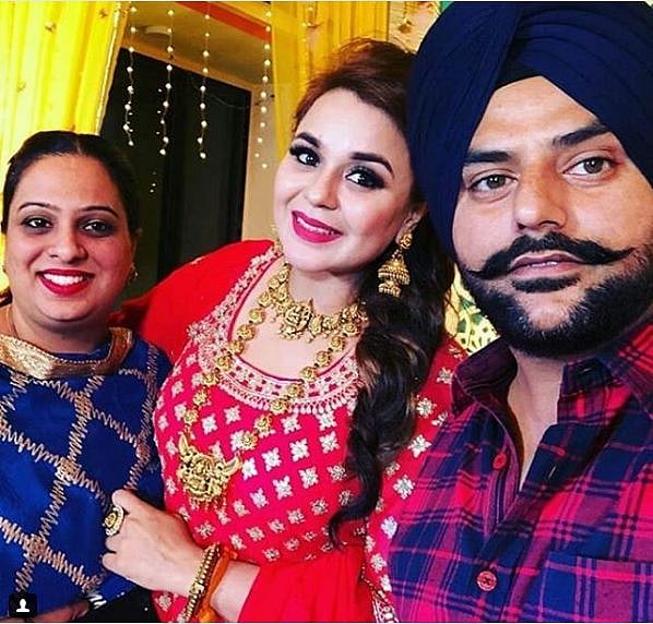জলন্ধরে বিয়ের আগের অনুষ্ঠানে স্বজনদের সঙ্গে গিন্নি ছত্রাত