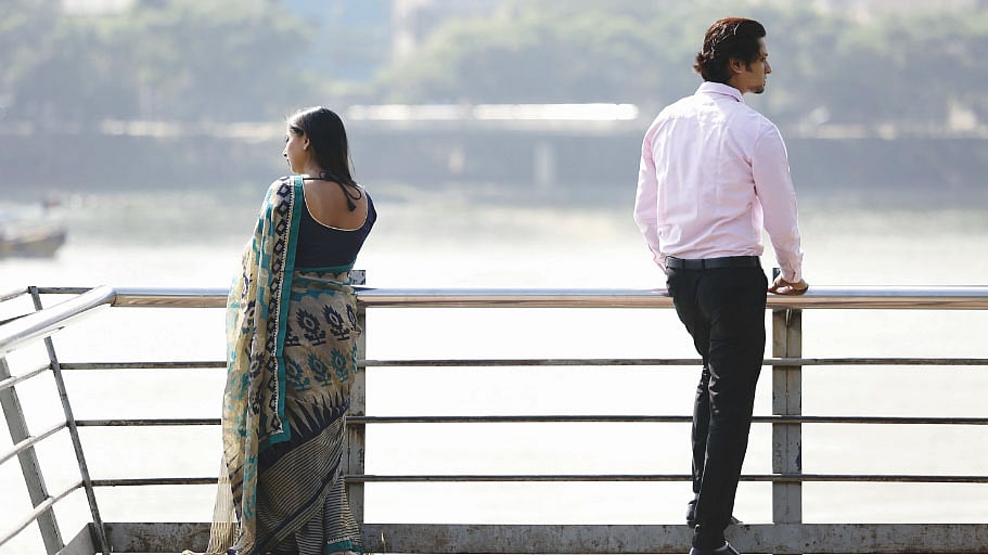 মধ্যবয়সে সম্পর্কে সংকট এলে তা মোকাবিলা করতে হবে। ছবি: সুমন ইউসুফ