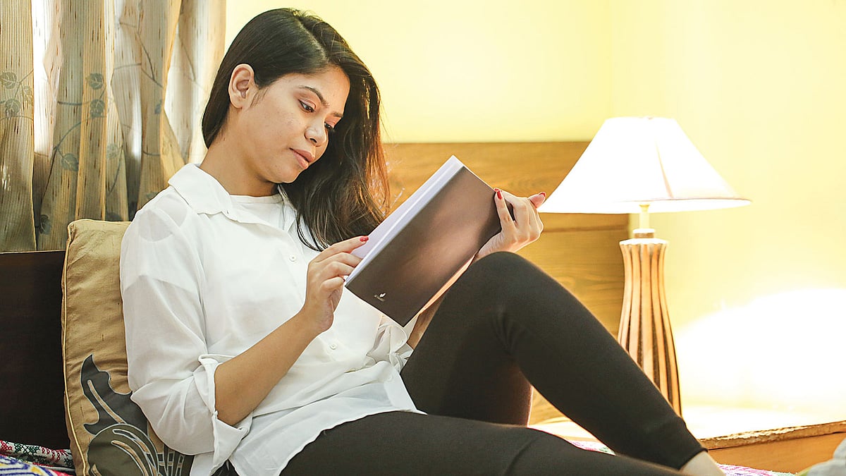 ঘুমানোর আগে বই পড়লে মানসিক চাপ কমে। ছবি: অধুনা