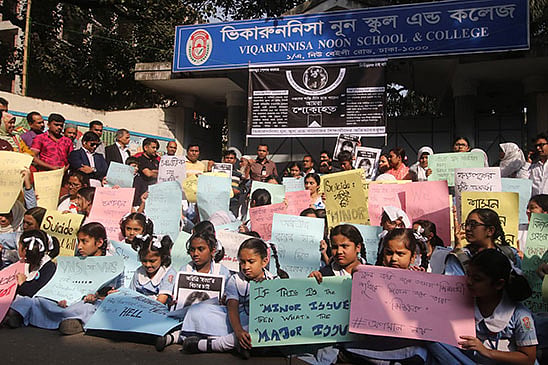 রাজধানীর বেইলি রোডে ভিকারুননিসা নূন স্কুল অ্যান্ড কলেজের ফটকের সামনে শিক্ষার্থী ও অভিভাবকদের অবস্থান। ছবি: আবদুস সালাম