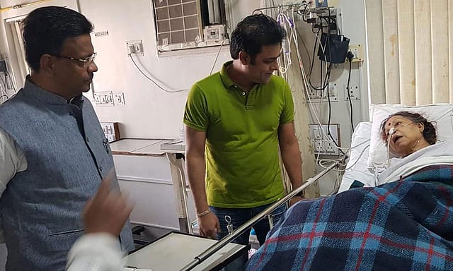 হাসপাতালে নির্মলা মিশ্র। ছবি:সংগৃহীত