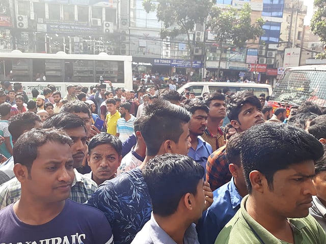 বাড়ির সামনে উৎসুক জনতা। ছবি: আবদুস সালাম
