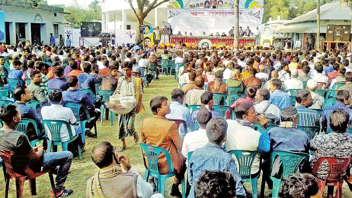 যুব সমাবেশের নামে জামালপুর-৩ আসনের সাংসদ মির্জা আজমের নির্বাচনী প্রচারণা। গতকাল বিকেল চারটার দিকে মেলান্দহ উপজেলার শহীদ মিনার চত্বরে।  ছবি: প্রথম আলো