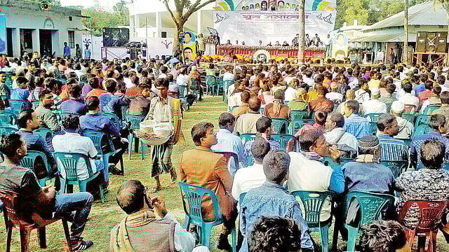 যুব সমাবেশের নামে জামালপুর-৩ আসনের সাংসদ মির্জা আজমের নির্বাচনী প্রচারণা। গতকাল বিকেল চারটার দিকে মেলান্দহ উপজেলার শহীদ মিনার চত্বরে।  ছবি: প্রথম আলো