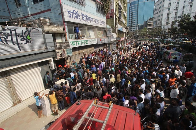 বাড়িটির সামনে আইনশৃঙ্খলা রক্ষাকারী বাহিনীর সদস্য ও উৎসুক জনতা। ছবি: আবদুস সালাম