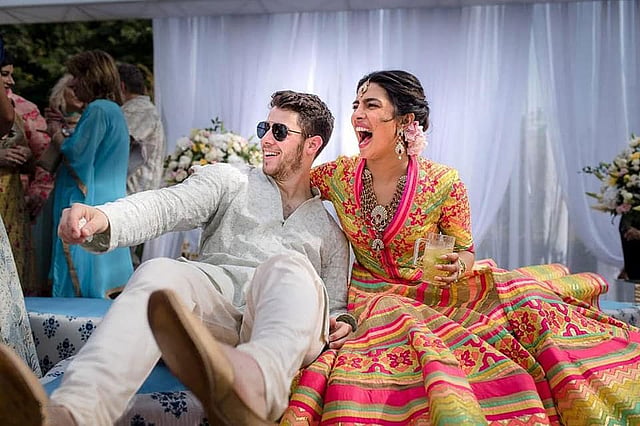মেহেদি অনুষ্ঠানে দারুণ আনন্দ করেছেন নিক জোনাস ও প্রিয়াঙ্কা চোপড়া