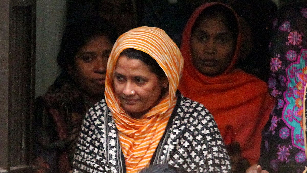 আদালত থেকে কারাগারে নেওয়া হচ্ছে শিক্ষক হাসনা হেনা। ঢাকা, ৬ ডিসেম্বর। ছবি: দীপু মালাকার