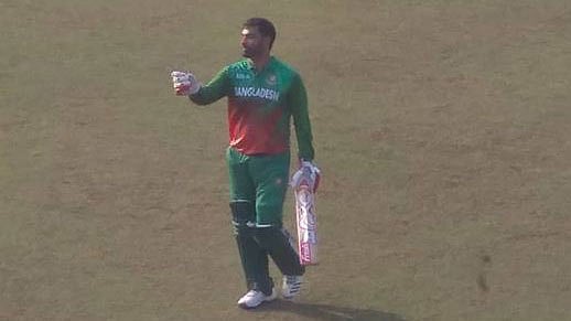 সেঞ্চুরির পর ফিরছেন তামিম। ছবি: প্রথম আলো