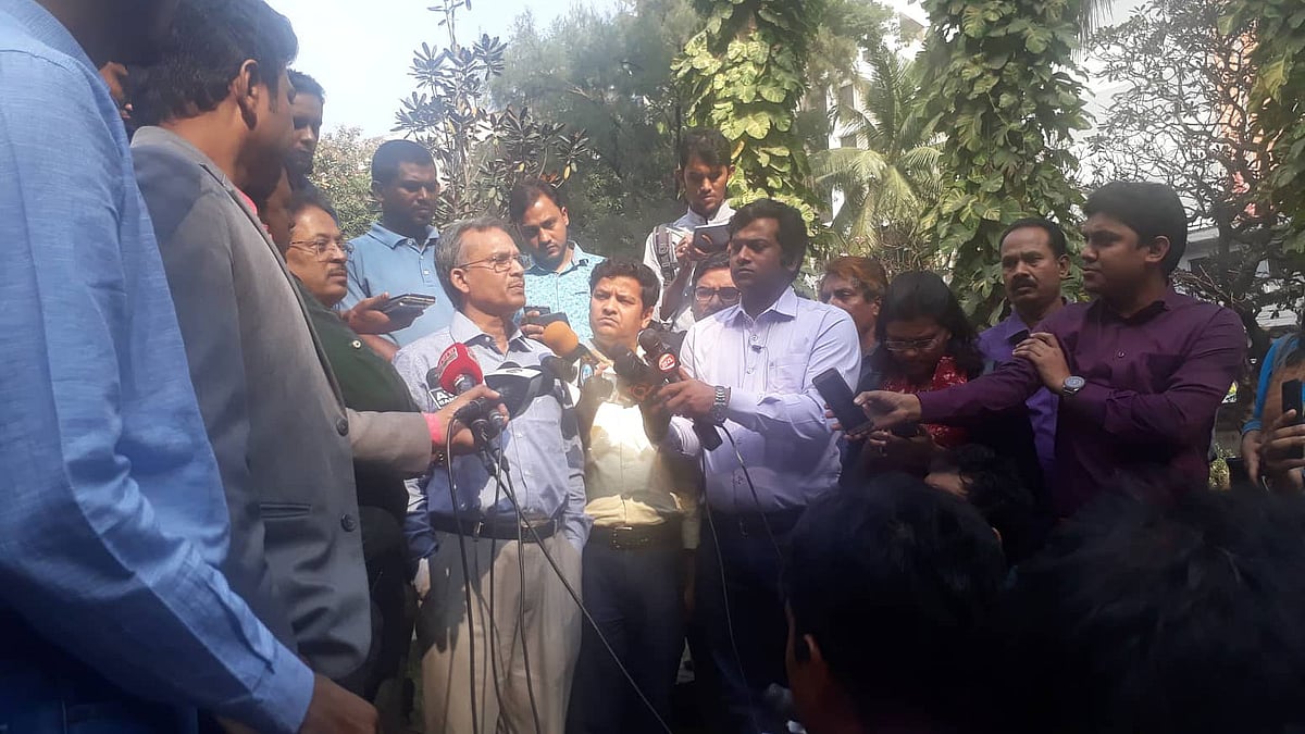 ভিকারুননিসা নূন স্কুল অ্যান্ড কলেজের পরিচালনা কমিটির সভাপতি গোলাম আশরাফ তালুকদার সাংবাদিকদের সঙ্গে কথা বলছেন। ছবি: প্রথম আলো