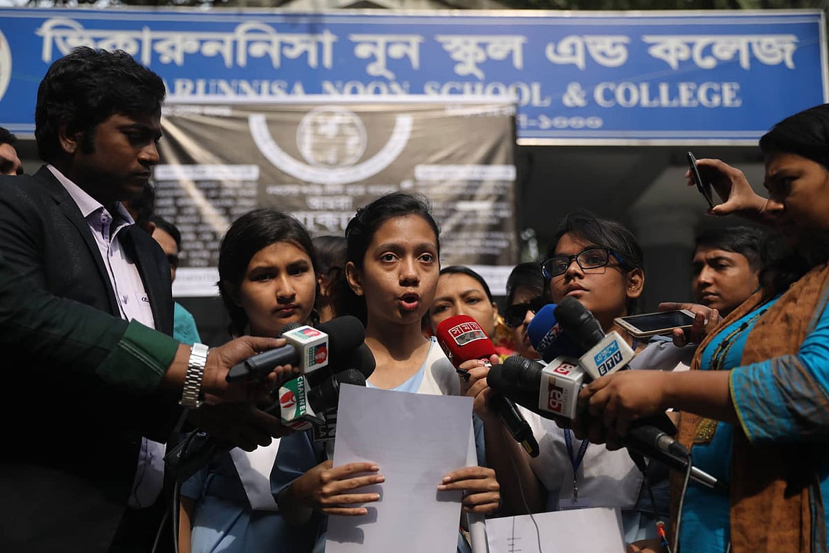 ভিকারুননিসা নূন স্কুল অ্যান্ড কলেজের এক ছাত্রী সাংবাদিকদের সঙ্গে কথা বলছে। ছবি: দীপু মালাকার
