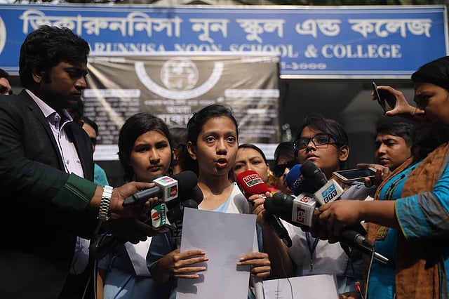 ভিকারুননিসা নূন স্কুল অ্যান্ড কলেজের এক ছাত্রী সাংবাদিকদের সঙ্গে কথা বলছে। ছবি: দীপু মালাকার