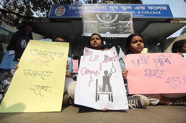 ভিকারুননিসা নূন স্কুল অ্যান্ড কলেজের মূল ক্যাম্পাসের প্রধান ফটকের সামনে ছাত্রীদের অবস্থান বিক্ষোভ। ছবি: দীপু মালাকার