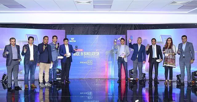 ওয়ালটন ‘প্রিমো এক্সফাইভ’ হ্যান্ডসেটের মোড়ক উন্মোচন করছেন গ্রামীণফোনের ডেপুটি সিইও ইয়াসির আজমান, হেড অব ডিভাইস সরদার শওকত আলী, ওয়ালটন গ্রুপের পরিচালক এস এম আশরাফুল আলম, এস এম মাহবুবুল আলম এবং তাহমিনা আফরোজ তান্না, ওয়ালটন ডিজি-টেক ইন্ডাস্ট্রিজ লিমিটেডের ব্যবস্থাপনা পরিচালক এস এম মঞ্জুরুল আলমসহ অন্যরা। ছবি: সংগৃহীত।