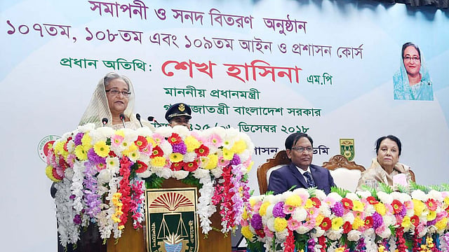 ১০৭, ১০৮ ও ১০৯তম আইন ও প্রশাসন কোর্সের সমাপনী অনুষ্ঠানে প্রধান অতিথির বক্তব্য দিচ্ছেন প্রধানমন্ত্রী শেখ হাসিনা। সিভিল সার্ভিস প্রশাসন একাডেমি, শাহবাগ, ঢাকা, ৬ ডিসেম্বর। ছবি: পিআইডি