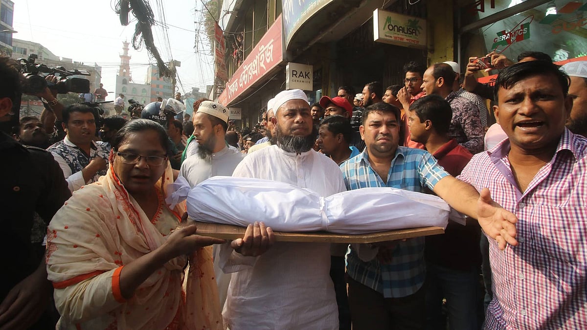রাজধানীর বাংলামোটরের একটি বাসা থেকে বুধবার এক শিশুর লাশ উদ্ধার করা হয়। ছবি: প্রথম আলো