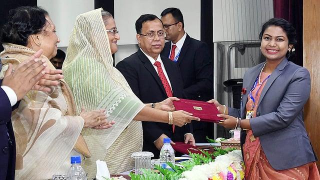 ১০৭, ১০৮ ও ১০৯তম আইন ও প্রশাসন কোর্সের সমাপনী অনুষ্ঠানে সনদ বিতরণ করেন প্রধানমন্ত্রী। সিভিল সার্ভিস প্রশাসন একাডেমি, শাহবাগ, ঢাকা, ৬ ডিসেম্বর। ছবি: পিআইডি
