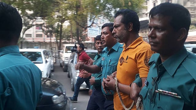 আদালতে নেওয়ার পথে নুরুজ্জামান কাজল। ঢাকা, ৬ ডিসেম্বর। ছবি: আসাদুজ্জামান
