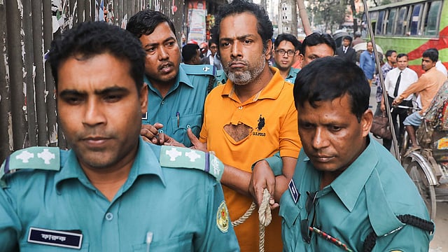 রাজধানীর বাংলামোটরে শিশু নূর সাফায়েতকে হত্যার অভিযোগে গ্রেপ্তার বাবা নুরুজ্জামান কাজলকে আদালতে তোলা হচ্ছে। তিন দিন রিমান্ডে নেওয়ার অনুমতি দিয়েছেন আদালত। মুখ্য মহানগর হাকিম আদালত চত্বর, ৬ ডিসেম্বর। ছবি: দীপু মালাকার