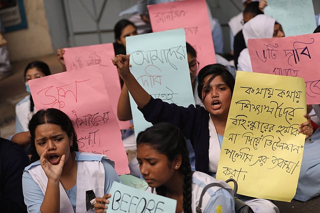 ভিকারুননিসা নূন স্কুল অ্যান্ড কলেজের মূল ক্যাম্পাসের প্রধান ফটকের সামনে ছাত্রীদের অবস্থান বিক্ষোভ। ছবি: দীপু মালাকার