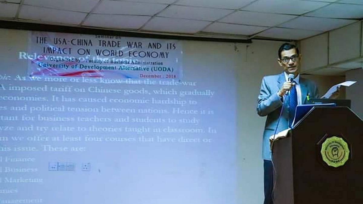 সেমিনারে মূল প্রবন্ধ পাঠ করেন সহকারী অধ্যাপক সিদ্দিক হায়াত খান। ছবি: সংগৃহীত