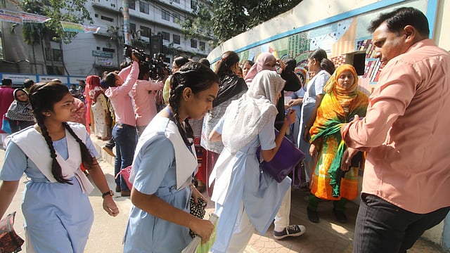 পরীক্ষা দিতে বেইলি রোডের ভিকারুননিসা নূন স্কুল অ্যান্ড কলেজে ঢুকছে ছাত্রীরা। ছবি: আবদুস সালাম