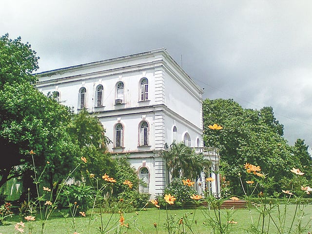সংস্কার করার পর বর্ধমান হাউসের বর্তমান রূপ। ১৯৫৫ সালে এখানেই প্রতিষ্ঠিত হয়েছিল বাংলা একাডেমি। ছবি: প্রথম আলো