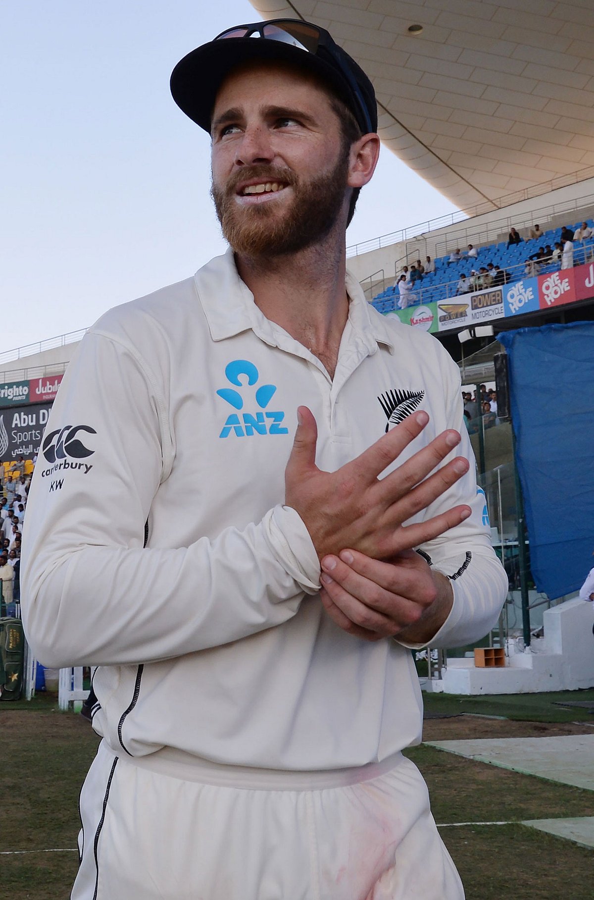 ম্যাচ শেষে পুরস্কার বিতরণীতে রমিজ রাজাকে বোকা বানিয়েছেন উইলিয়ামসন। ছবি: এএফপি