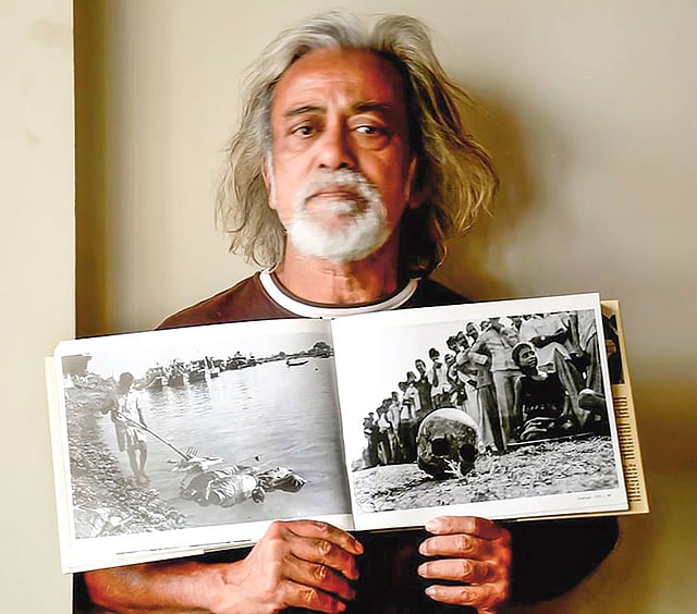 নিজের তোলা মুক্তিযুদ্ধের আলোকচিত্রের অ্যালবাম হাতে আনোয়ার হোসেন। ১৯৭১-এর এই ছবি দুটির মধ্যে ডানেরটি দোহার থেকে এবং বাঁয়েরটি বুড়িগঙ্গা থেকে তোলা