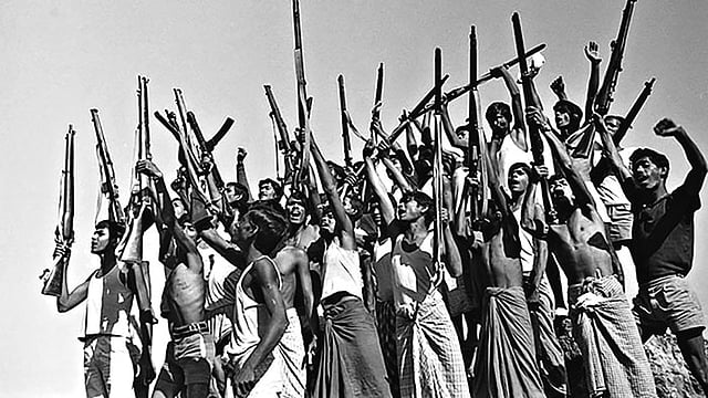 আনোয়ার হোসেনের তোলা এই ছবিটি হয়ে উঠেছে আমাদের মহান মুক্তিযুদ্ধ ও বিজয়ের প্রতীক। ১৯৭১–এ এটি তোলা হয়েছিল ঢাকার দোহারের একটি গ্রাম থেকে।