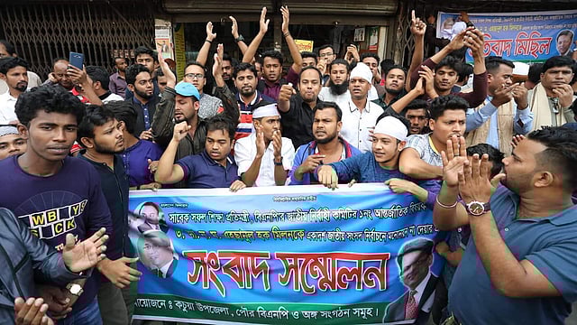 মিলনের কর্মী-সমর্থকেরা তাঁদের দাবির কথা জানিয়ে সংবাদ সম্মেলনও করেন। ছবি: দীপু মালাকার