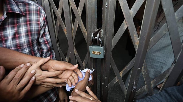 নয়াপল্টন কার্যালয়ের ফটকে তালা ঝুলিয়ে দিয়েছেন এহসানুল হক মিলনের সমর্থকেরা। ছবি: দীপু মালাকার