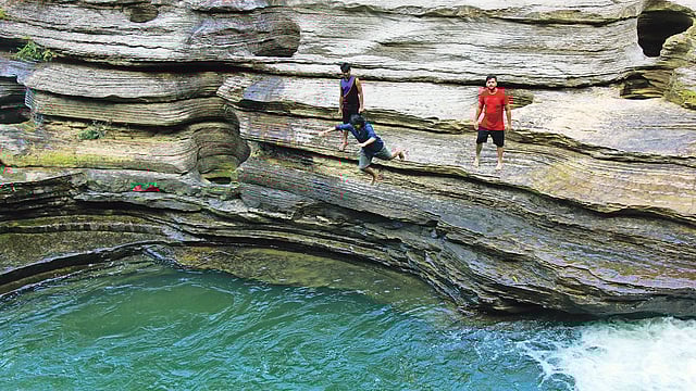 ভয়ংকর সুন্দরে ঝাঁপ...