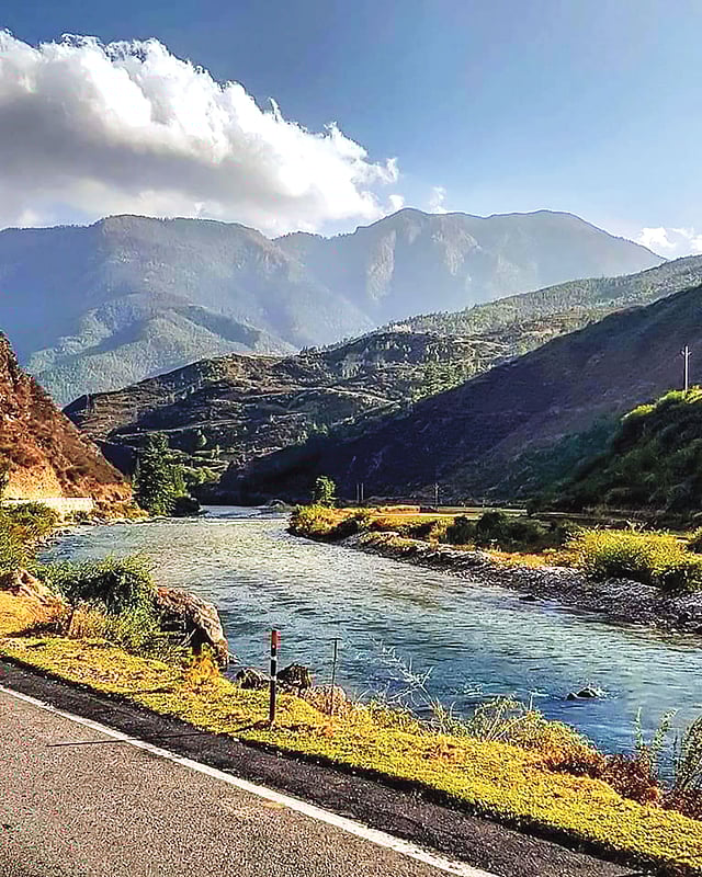 মেঘ নেমেছে পাহাড়ে