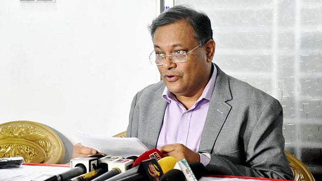 চট্টগ্রাম নগরীর দেওয়ানজি পুকুরপাড়ে নিজ বাসায় আজ শনিবার দুপুরে এক সংবাদ সম্মেলনে বক্তব্য দেন আওয়ামী লীগের প্রচার সম্পাদক হাছান মাহমুদ। ছবি: সংগৃহীত।