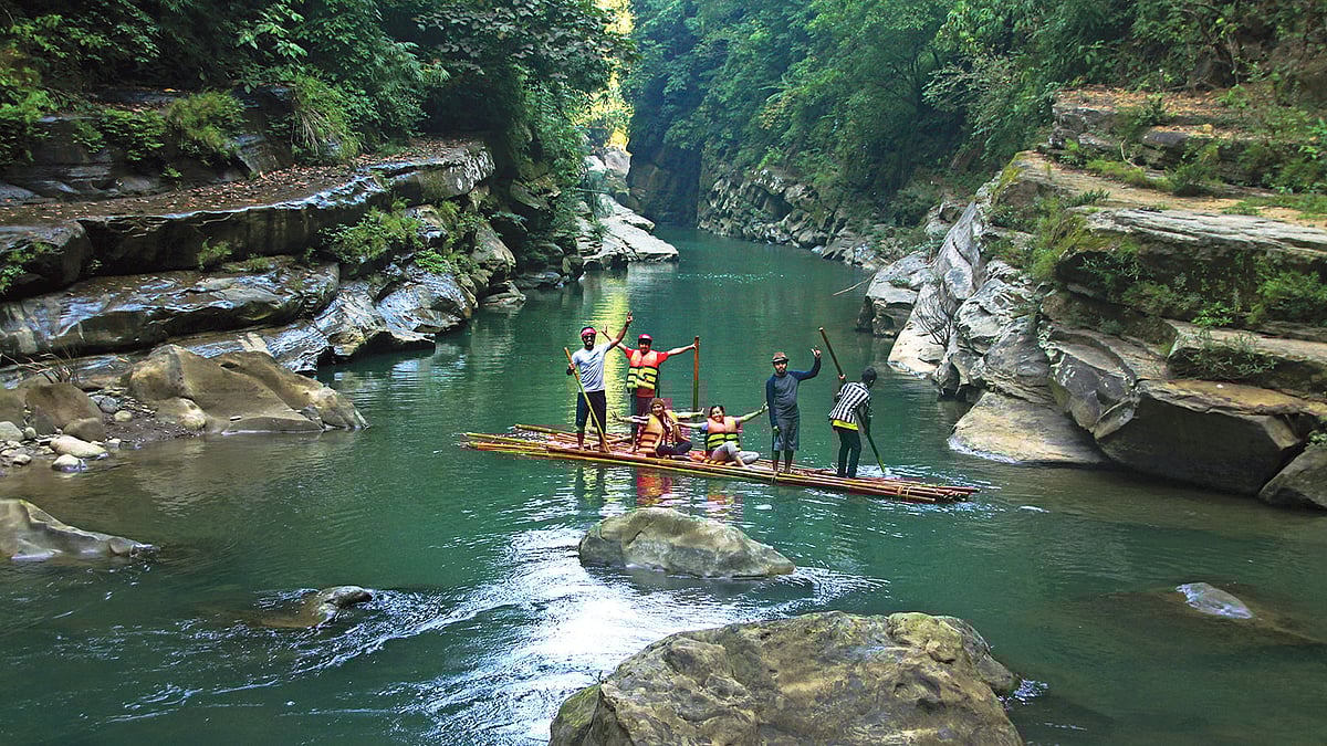 বাঁশের ভেলাতেই যেতে হয় অমিয়াখুম। ছবি: লেখক