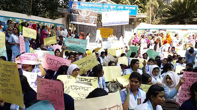 অনশন কর্মসূচি পালনরত ছাত্রীরা শিক্ষকদের অনুরোধে পরে অনশন ভাঙে। ছবি: মোশতাক আহমেদ