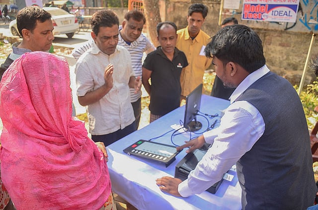 একাদশ জাতীয় নির্বাচনে সারা দেশের ৬টি আসনে ভোট গ্রহণ অনুষ্ঠিত হবে ইভিএমে। এর মধ্যে খুলনা-২ আসন একটি। খুলনা-২ আসনের বিভিন্ন স্থানে ভোটারদের ইভিএমের মাধ্যমে ভোট প্রদান সম্পর্কে ধারণা দেয় নির্বাচন কমিশন। খুলনা কালেক্টরেট পাবলিক স্কুল অ্যান্ড কলেজ প্রাঙ্গণ, ৯ ডিসেম্বর। ছবি: প্রথম আলো